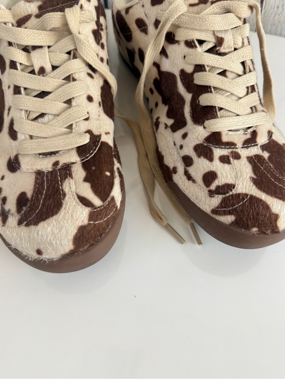 Cushionaire Women’s Cow-Print Lace-Up Sneakers in Brown & Cream SZ 10 - Picture 2 of 8